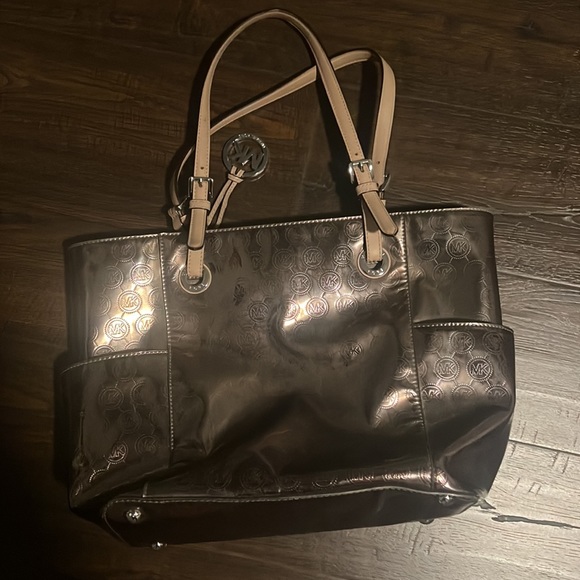 Michael Kors metallic handbag - Picture 2 of 4